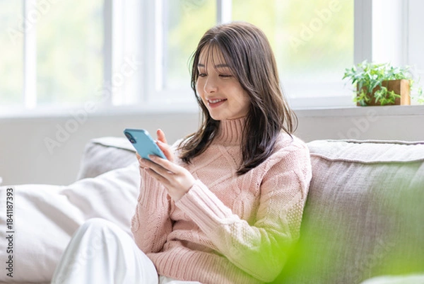 Obraz スマホを見る女性