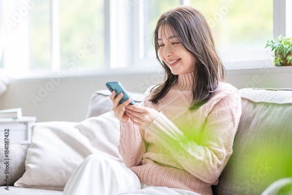 Obraz スマホを見る女性