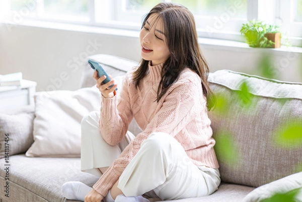 Obraz スマホを見る女性