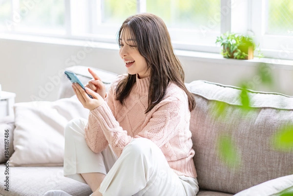 Obraz スマホを見る女性