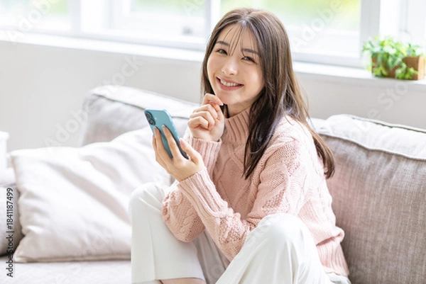 Obraz スマホを持つ女性