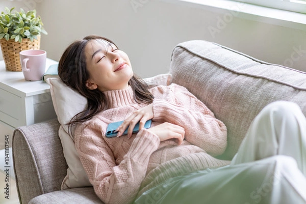 Obraz ソファで寝る女性