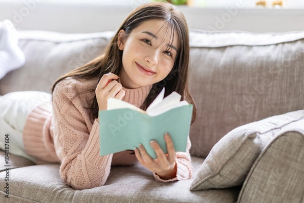 Obraz ソファで読書をする女性