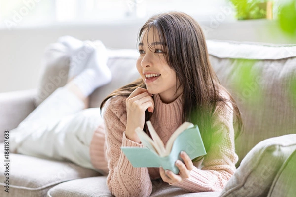 Obraz ソファで読書をする女性