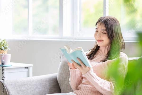 Obraz ソファで読書をする女性