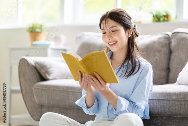 Obraz 部屋で読書をする女性