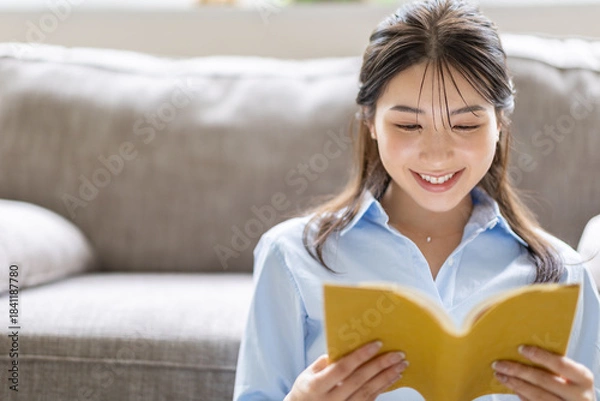 Obraz 部屋で読書をする女性