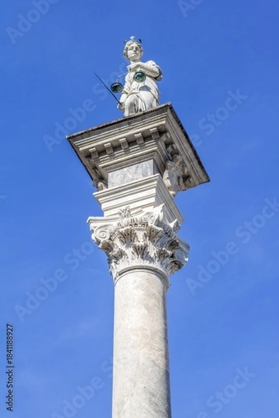 Fototapeta udine, italien - statue der justitia auf der piazza della liberta