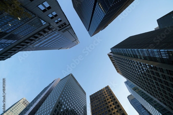 Obraz 日本の東京都市景観「大手町駅前交差点の角に立つオフィスビルなどの真上に広がる青空」（大手町や丸の内の高層ビル群の真上に広がる青空）