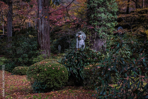 Obraz 京都府大原三千院仏像秋のほとりにひとり立つ