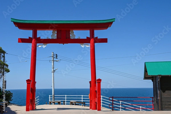Obraz 山口県の元乃隅神社(もとのすみじんじゃ)、赤色の鳥居が神秘的で美しい