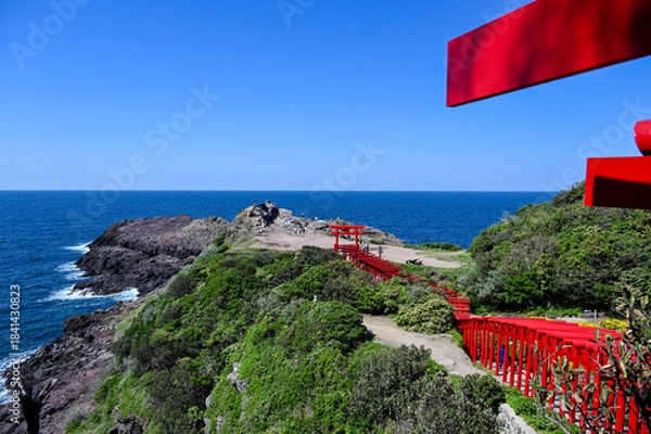 Obraz 山口県の元乃隅神社(もとのすみじんじゃ)、赤色の鳥居が神秘的で美しい