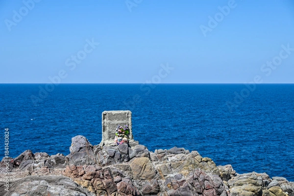 Obraz 山口県の元乃隅神社(もとのすみじんじゃ)、赤色の鳥居が神秘的で美しい