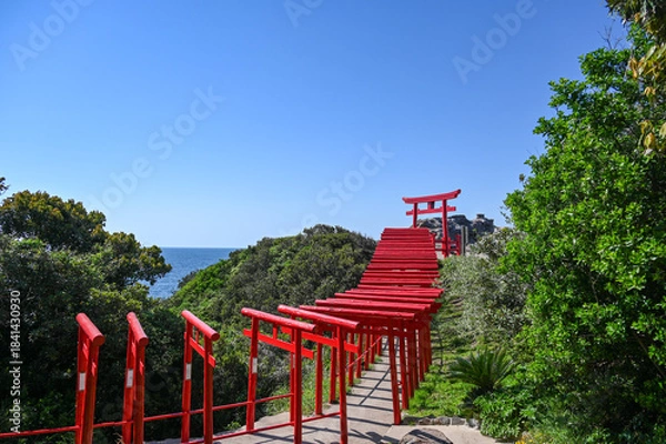 Obraz 山口県の元乃隅神社(もとのすみじんじゃ)、赤色の鳥居が神秘的で美しい