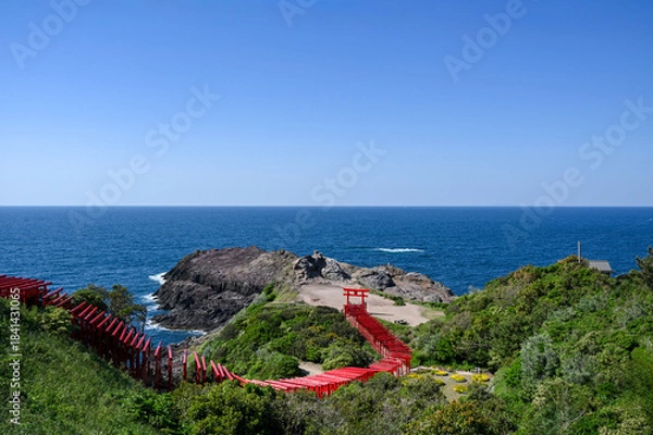 Obraz 山口県の元乃隅神社(もとのすみじんじゃ)、赤色の鳥居が神秘的で美しい