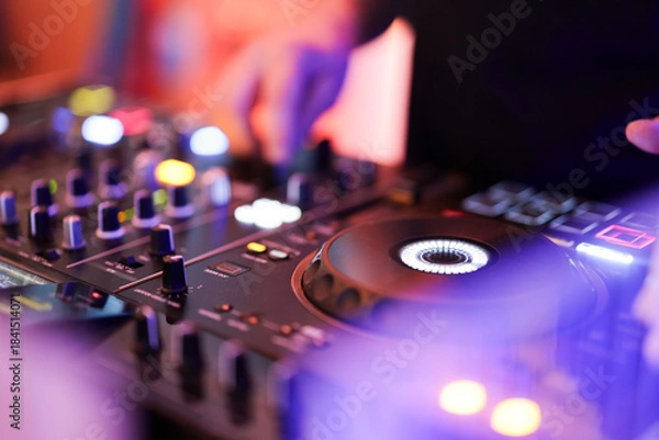 Obraz Hand eines DJs am Mischpult