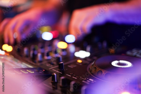 Obraz Hand eines DJs am Mischpult