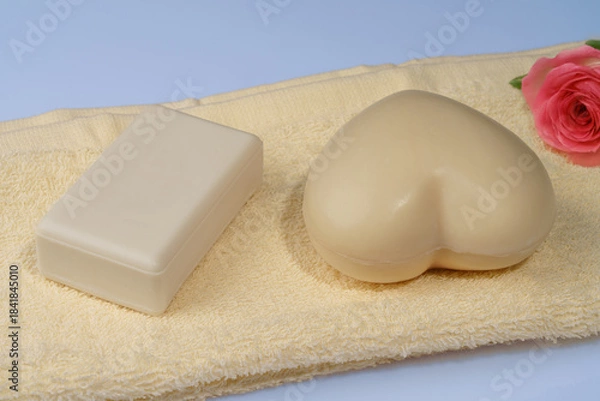 Obraz deux savonnettes présentées sur serviette