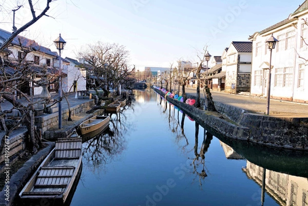 Obraz 和傘の咲く古い町屋