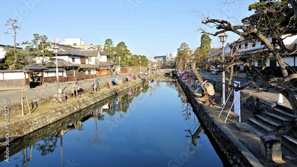 Obraz 和傘の咲く古い町屋