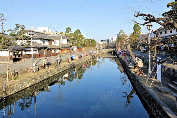 Obraz 和傘の咲く古い町屋