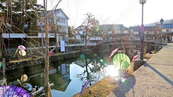 Obraz 和傘の咲く古い町屋