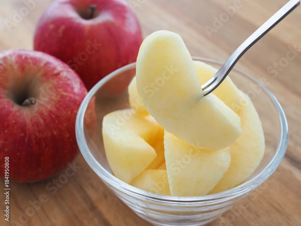 Obraz ガラスの器に盛ったカットしたりんご