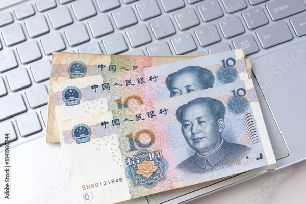 Obraz 毛沢東の肖像が描かれた中国の通貨、人民元（RMB）の紙幣とノートパソコン
