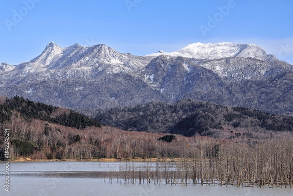 Obraz 北海道夕張市、明石橋横駐車場から眺めた、うっすら雪化粧の夕張岳・前岳とシューパロ湖【11月】