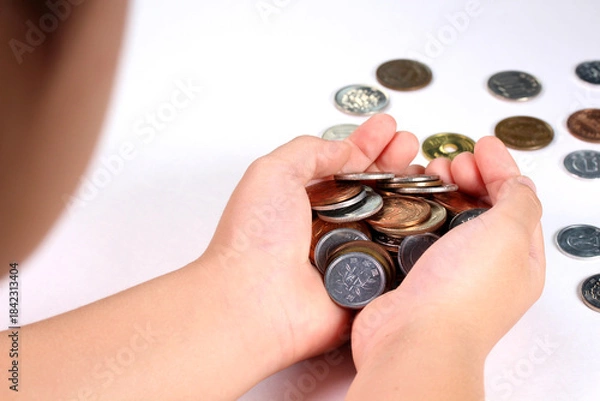 Obraz 小銭を持つ子どもの手