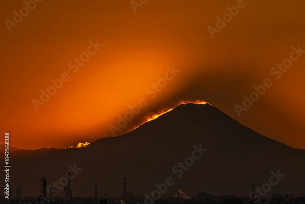 Obraz 夕陽に輝く雪煙と山影を映すシルエットの富士山