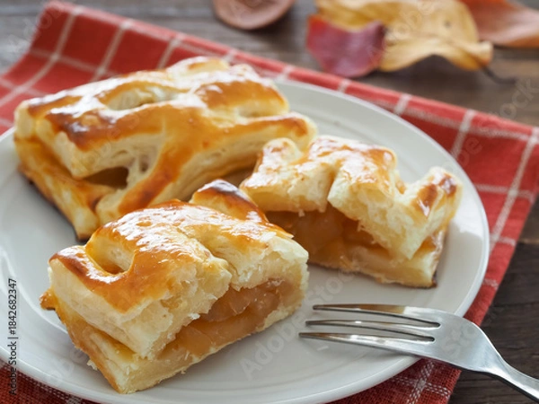 Obraz 皿の上の手作りのアップルパイ