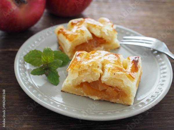 Obraz 皿の上の手作りのアップルパイ