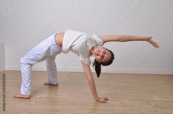 Obraz menina faz treino de capoeira e flexibilidade 