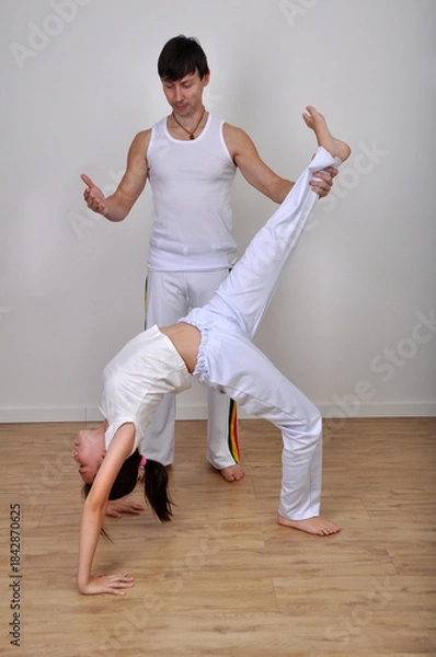 Obraz professor e aluna treino capoeira em escola 