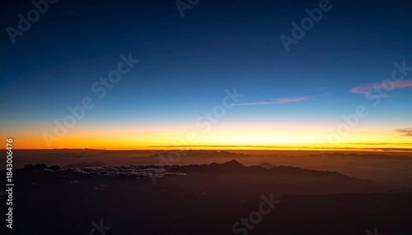 Obraz 断片的な光が静かに闇へと溶けていく抽象的な地平線のビジュアルです。
温かみのあるアンバーと深いインディゴがせめぎ合い、感情の高まりを表現しています。
シネマティックで没入感のある雰囲気が、静かな悲しさと余韻を感じさせます。