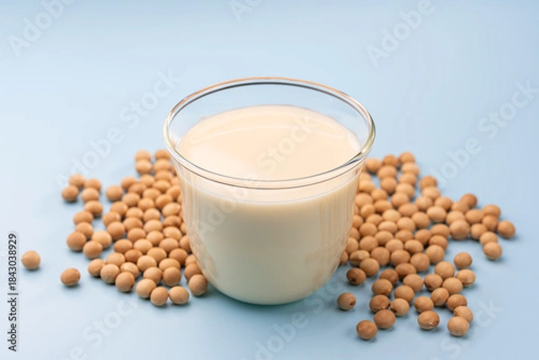 Obraz ライトブルーの背景に健康的な食生活に適した大豆由来の豆乳