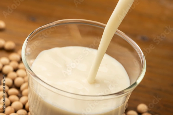 Obraz 大豆由来の豆乳をグラスに注ぎ入れる健康的な飲み物