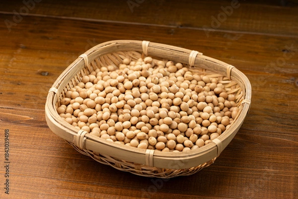 Obraz 食品素材として利用される竹笊に盛られた大豆