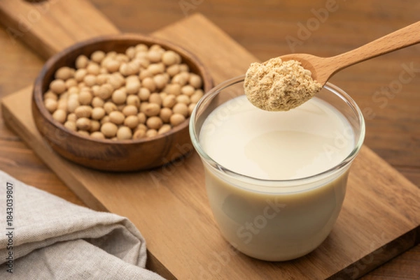 Obraz 大豆由来の豆乳にきな粉を加えた健康的な飲み物