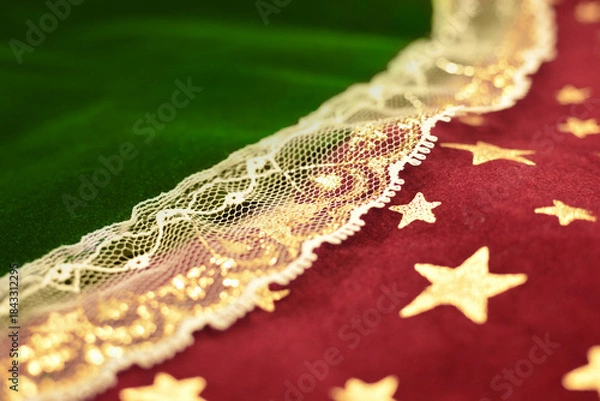 Obraz アンティークなクリスマスカラーの布のクローズアップ　レース　星柄