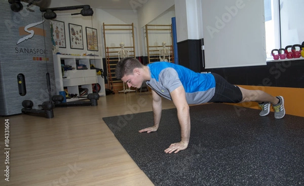 Obraz Ejercitando en el gimnasio 