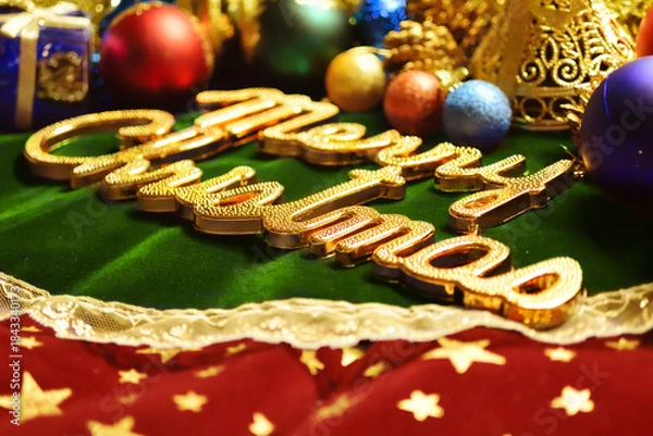 Obraz メリークリスマスの文字プレート　クリスマスオーナメントの背景装飾　パーティー