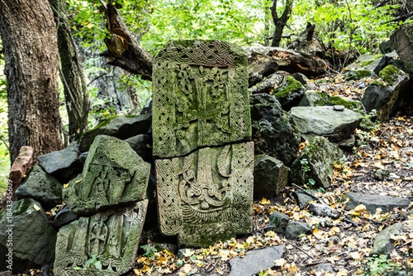 Obraz cross-stone in green forest