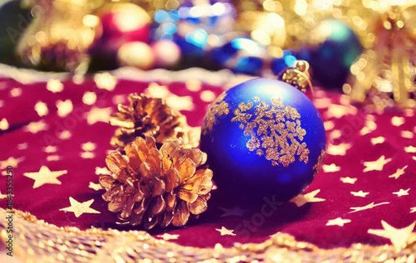 Obraz 松ぼっくりとボール型のクリスマスオーナメント　クリスマス飾りの背景装飾　パーティー