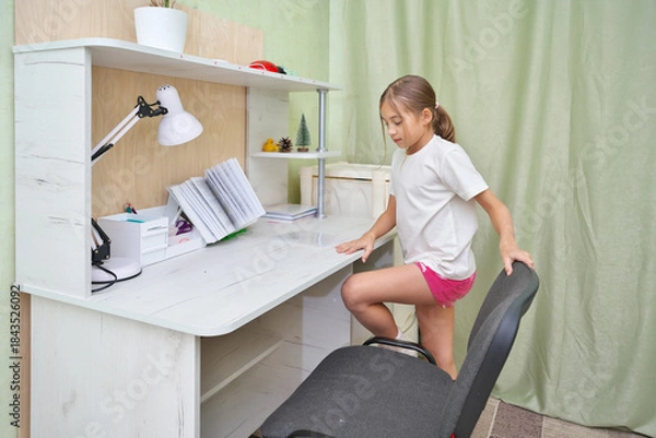 Obraz Girl complete school tasks.