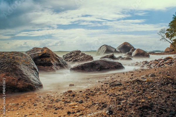 Obraz Steine am Strand mit Wellen, weichgezeichnet