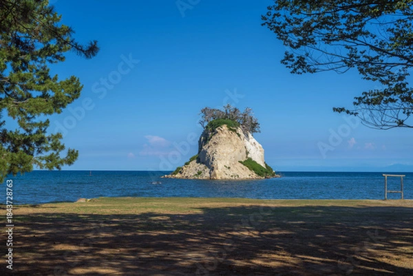 Obraz 能登半島地震発生後の見附島の姿