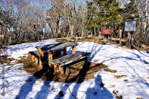 Fototapeta 道志山塊の御正体山　初冠雪の頃の山頂
