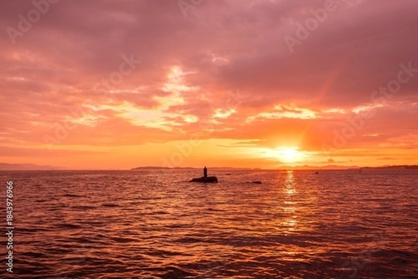 Obraz 南知多町、聖崎上陸大師像と知多湾に登る朝日